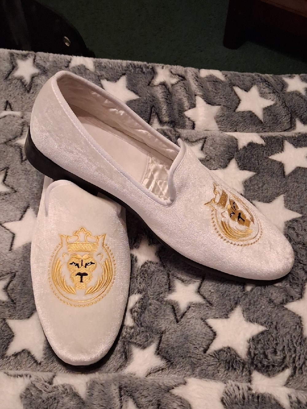 ElanRoman White Velvet Loafers with Gold Embroidered Crest Red Soles Sz 12.5